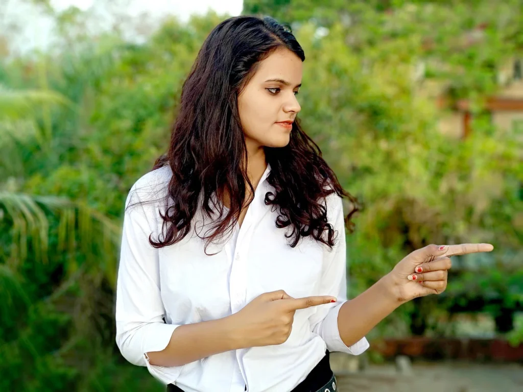 girl showing contact form_digitalati